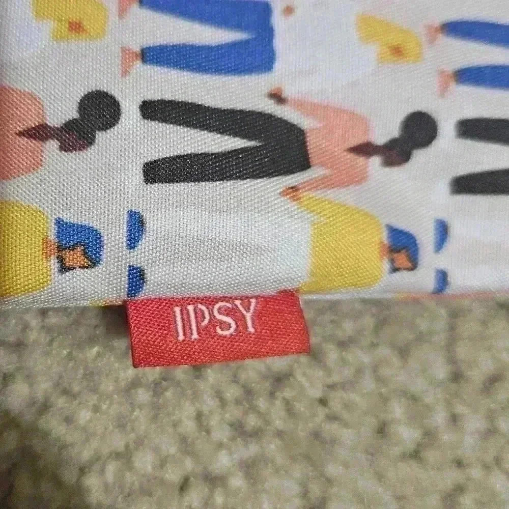 ❤️free with bundle❤️Ipsy glam bag!